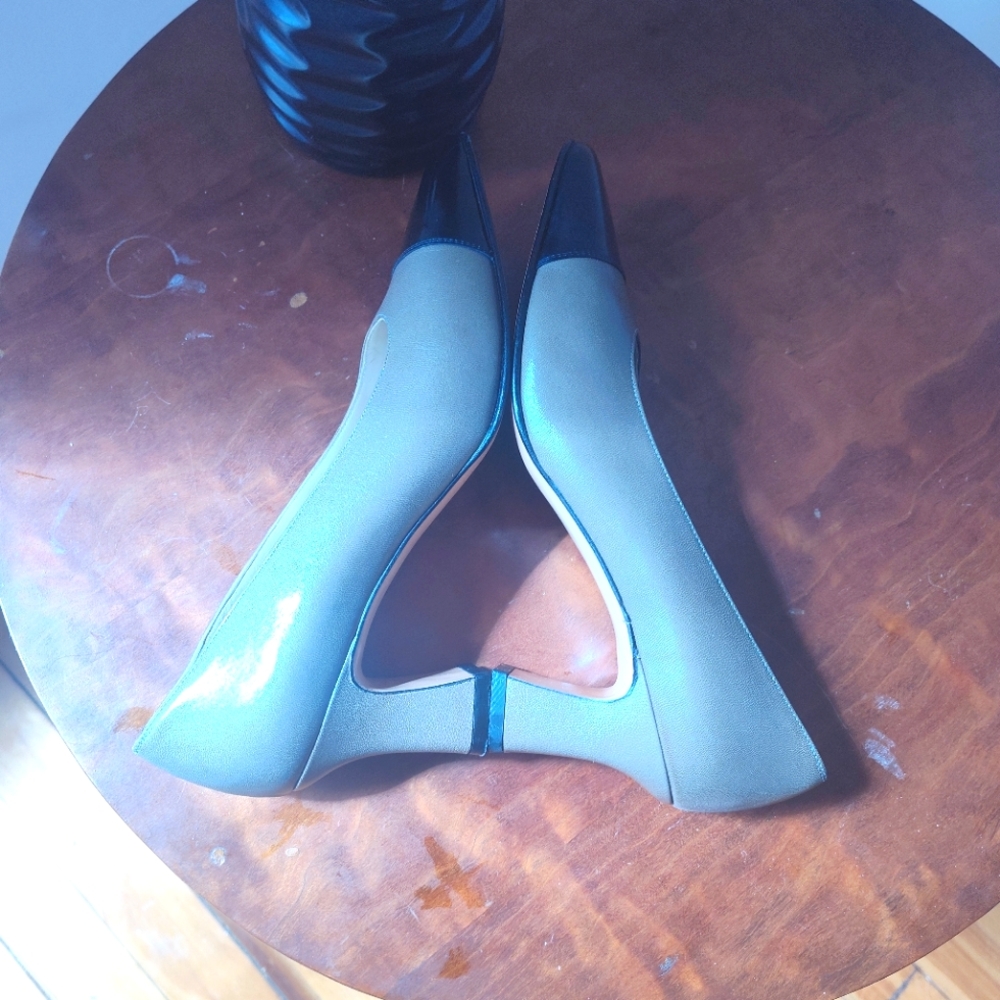 Ferragamo cap toe two tone pumps - Picture 5 of 7